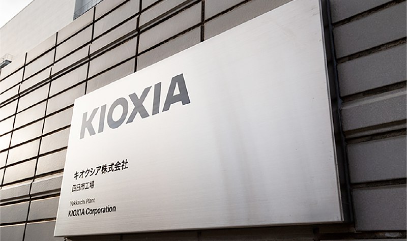 铠侠发布高速闪存原型，带宽达 64 GB/s 专为 AI 设计铠侠（Kioxia）近日发布了一款高带宽闪存（HBF）原型模块