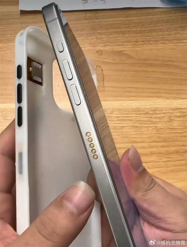 “苹果皮”重现江湖：华强北商家用外置 SIM 卡槽改装 iPhone 15 Pro美版 iPhone 从去年的 iPhone 14 系列开始就取消了实体 SIM 卡，只支持 eSIM 技术