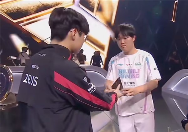 石油杯《英雄联盟》项目首战，BLG 1:2 不敌 T1 被淘汰北京时间 7 月 4 日 23:00，首届沙特电竞世界杯（俗称石油杯）《英雄联盟》项目迎来揭幕战，由 LPL 赛区战队 BLG 对战 LCK 赛区的 T1 战队，最终 BLG 1:2 T1 落败，没能晋级四强