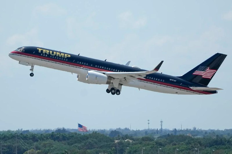美国空军 VIP 机队更换涂装，采用特朗普偏好配色方案美国空军总统及 VIP 机队正陆续更换涂装，由肯尼迪时代的“知更鸟蛋蓝”改为特朗普偏好的深蓝色、深红色与金色方案
