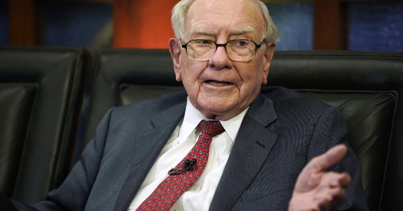 Warren Buffett卸任Berkshire Hathaway首席执行官职务传奇投资者Warren Buffett在执掌Berkshire Hathaway 60年后正式卸任首席执行官，将这家市值1万亿美元企业的控制权移交给Greg Abel