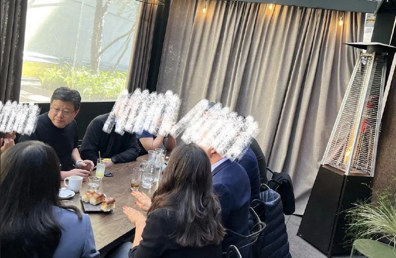 差评君独家爆料：暴雪回归国服 5 天内官宣差评君释出的照片中有俩重要人物：左边是网易 CEO 丁磊，右边大波浪背影是暴雪新总裁 Johanna Faries