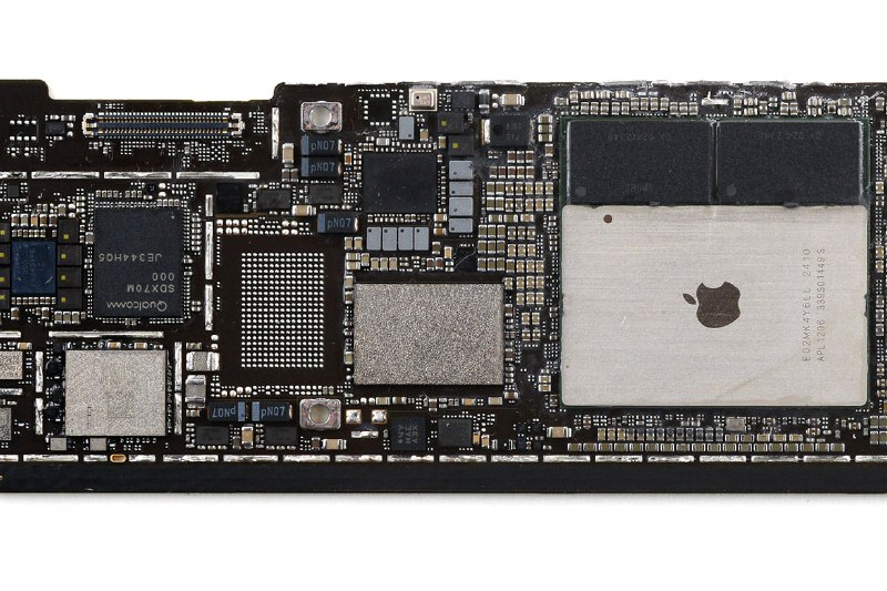 2024款苹果iPad Pro 8GB内存版采用两颗6GB内存颗粒iFixit拆解了2024款13英寸苹果iPad Pro 256GB版，该版本配备9核M4芯片和8GB内存