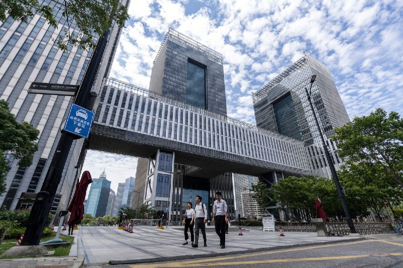 中国"国家队"基金通过股市救市获利 500 亿美元中国主权财富基金旗下的中央汇金投资有限责任公司通过购买本土交易所交易基金（ETF）获得超过 500 亿美元的账面收益，凸显了政府对股市的大规模支持