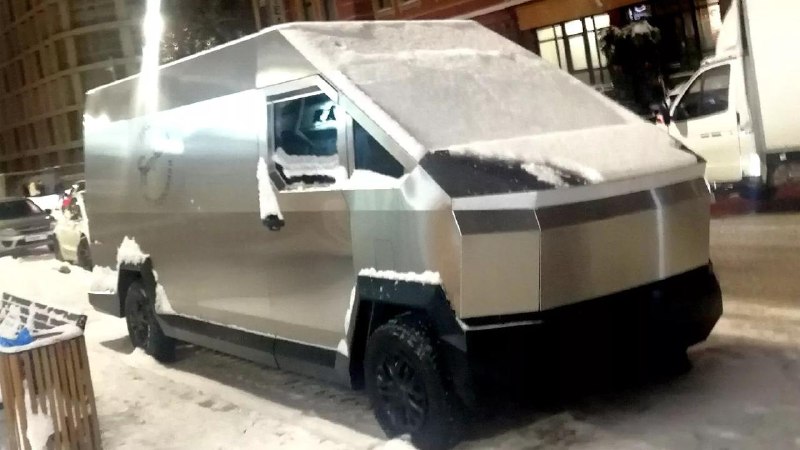 俄罗斯街头出现仿特斯拉 Cybertruck 风格改装货车近日，俄罗斯彼尔姆（Perm）街头出现一辆酷似特斯拉 Cybertruck 的改装货车