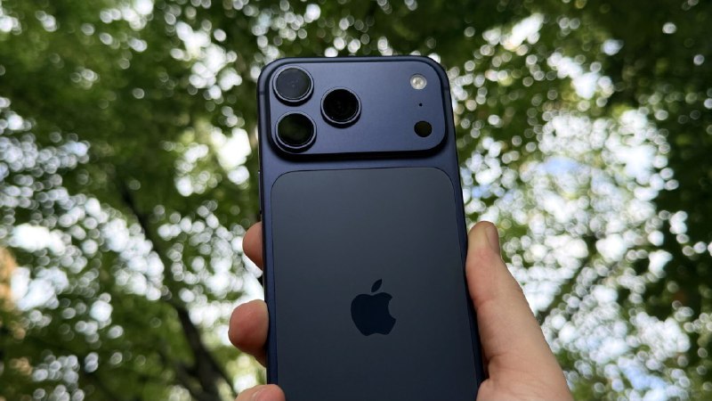 苹果移除 iPhone 17 Pro 夜间模式人像功能苹果在 iPhone 17 Pro 系列中移除了夜间模式人像功能，该功能此前允许用户在低光环境下同时使用夜间模式和人像模式拍摄