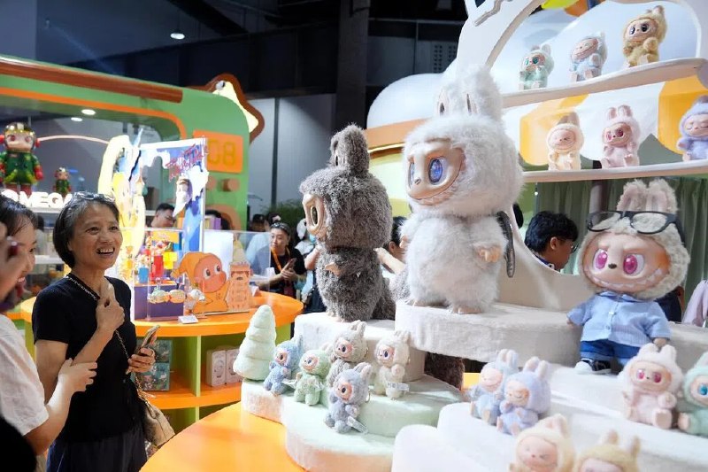 泡泡玛特披露 2025 年度数据：Labubu 全年销量突破 1 亿只泡泡玛特创始人王宁于 2 月 7 日年会上披露 2025 年度核心数据