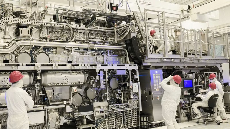 Intel 14A 工艺成本高于 18A，依赖 High-NA EUV 技术提升性能Intel 首席财务官 David Zinsner 在投资者会议上表示，14A 工艺的晶圆生产成本高于 18A，主要原因在于 14A 首次采用了 ASML 的 High-NA EUV 光刻机，而 18A 未使用该技术