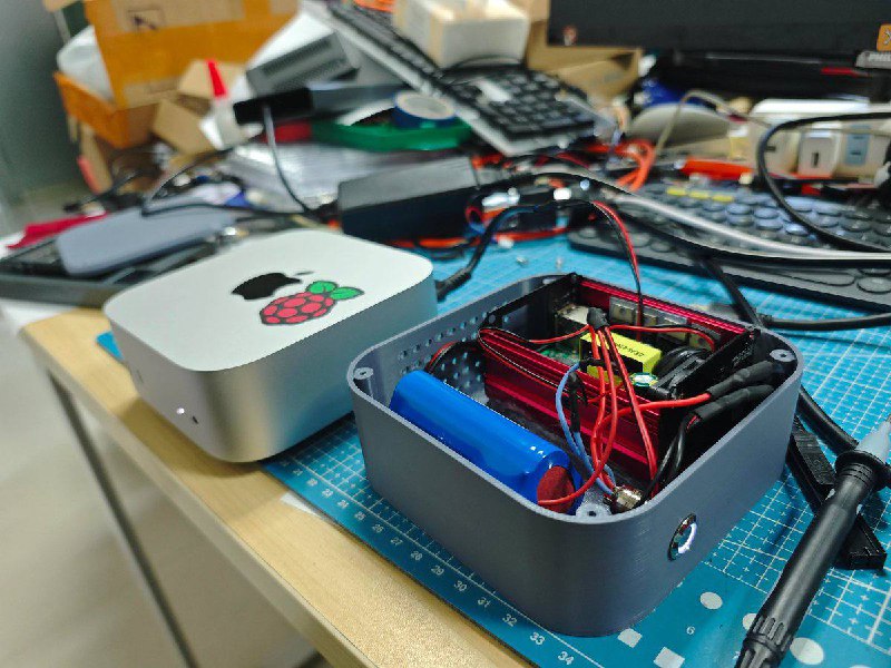 有网友将Mac Mini M4 改为电池供电版，三节 18650 电池和一个电源系统，将便携提升到一个新高度