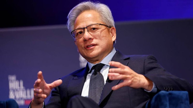 黄仁勋：美国芯片管制完全错误，阻碍别人发展只会激励他们更努力英伟达CEO黄仁勋近日接受美国科技博主Ben Thompson的线上采访，谈到美国的芯片管制措施，黄仁勋称这些政策“完全错误（exactly wrong）”