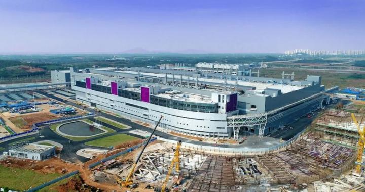 长江存储一季度收入超 200 亿元，加速扩产拟实现产能翻番长江存储一季度收入同比翻倍并突破 200 亿元，全球 NAND 闪存市场份额已超 10%