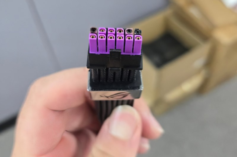 ASUS ROG Equalizer 电源线出现疑似烧毁案例ASUS ROG Equalizer 16-pin 电源线主打降低显卡电源接头温度、提升负载能力，售价约 50 美元