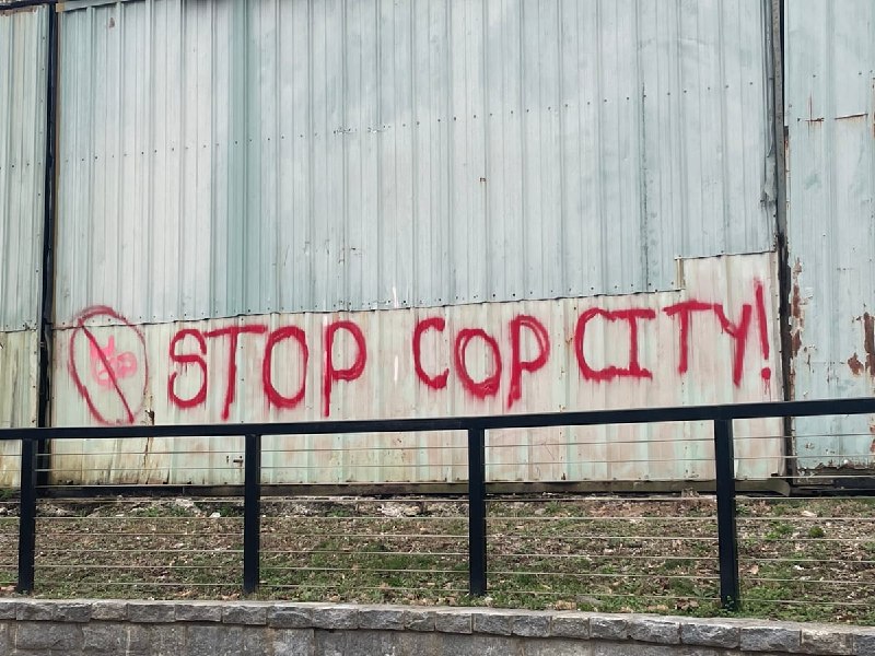 Proton Mail 向瑞士当局提供付款数据，FBI 借此识别匿名账号关联人法庭记录显示，主打端到端加密并强调受瑞士隐私法约束的 Proton Mail，向瑞士当局提供了与一名匿名邮箱用户相关的付款数据，FBI 随后据此识别出一个与亚特兰大 Stop Cop City 运动有关账号背后被指涉案的人