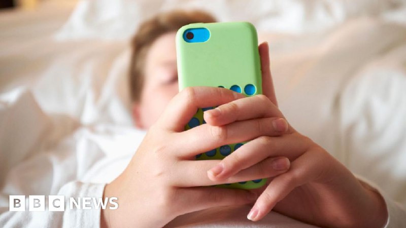 澳大利亚青少年向高等法院挑战社交媒体禁令法律两名 15 岁青少年在权利组织支持下，向澳大利亚高等法院提起诉讼，挑战即将于 12 月 10 日生效的社交媒体禁令法律