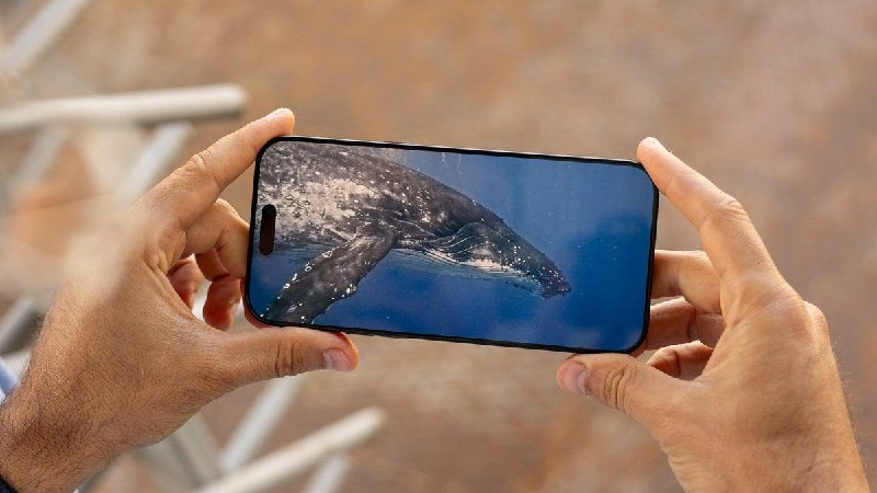 苹果全面屏iPhone研发受阻 技术难题仍待解决据PhoneArena报道，苹果计划打造的全面屏iPhone（无边框玻璃一体机）研发遇到技术瓶颈，原定2026年的发布计划可能难以实现