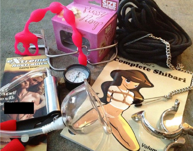 新一批爱泼斯坦案照片被公开，包括特朗普、克林顿等人美国众议院监督委员会民主党人收到来自爱泼斯坦遗产的超 9.5 万张新照片，其中包括唐纳德·特朗普、比尔·克林顿、史蒂夫·班农、比尔·盖茨和拉里·萨默斯等人同爱泼斯坦的影像，也包含大量女性及爱泼斯坦房产的照片