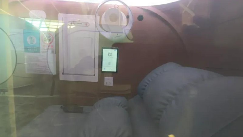 上海浦东机场 T2 航站楼启用睡眠舱服务上海浦东机场 T2 航站楼国际出发 D65 登机口处近日投入运营首批 13 台睡眠舱，24 小时开放