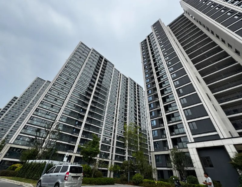 高校买商品房当学生宿舍：空调洗衣机齐全，双人间一年 1320 元秋季学期开始，多所高校购买存量商品房改造为学生宿舍引发关注