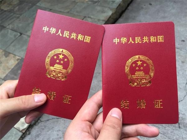 婚姻登记新规今日起施行：告别户口本 全国通办据央视新闻介绍，修订后的《婚姻登记条例》自今日起正式施行