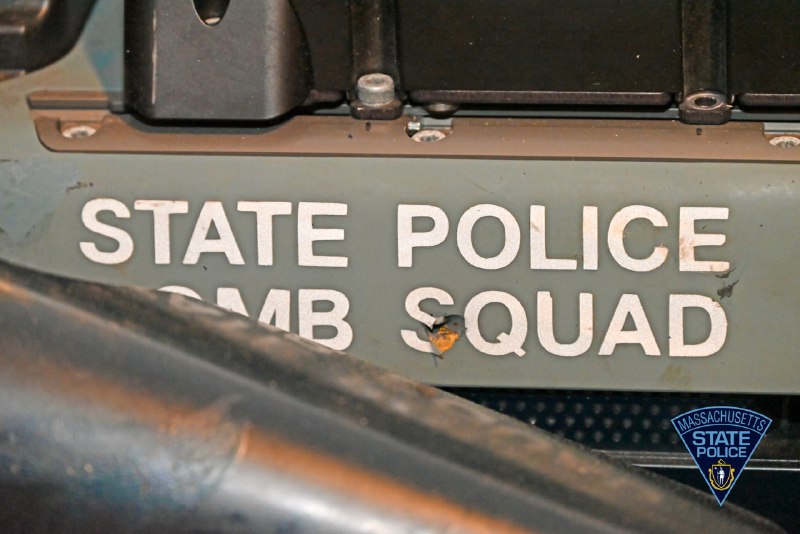 首只被枪杀的波士顿动力机器警犬3月6日中午，马萨诸塞州警拆弹小组前往科德角的一处住宅协助武装对峙，部署了两台 PacBot 510 履带式机器人和一台名叫 Roscoe 的 Spot 机器狗进行房屋搜索