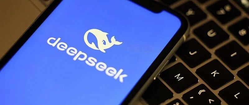  DeepSeek 重启第二轮融资 投前估值 5000 亿元多名交易人士透露，DeepSeek 已重启第二轮融资，计划募资 500 亿元，投前估值约 5000 亿元，预计 8 月下旬完成签约