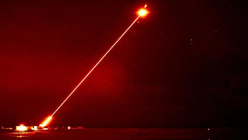 英国海军将部署 DragonFire 激光武器系统，每发成本仅 13 美元英国国防部宣布，DragonFire 激光武器系统在试验中成功拦截了时速 400 英里的高速无人机，创下英国在超视距跟踪和拦截高速无人机方面的首个记录
