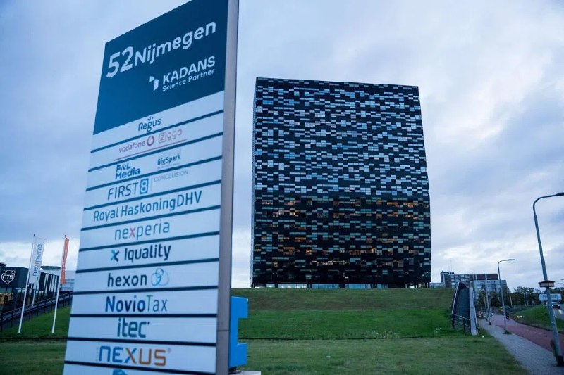 美国将宣布安世半导体中国工厂恢复出货路透社引述知情人士消息称，美国白宫计划宣布荷兰晶片制造商安世半导体在中国的工厂将恢复出货，这对全球汽车制造商来说是一剂强心针