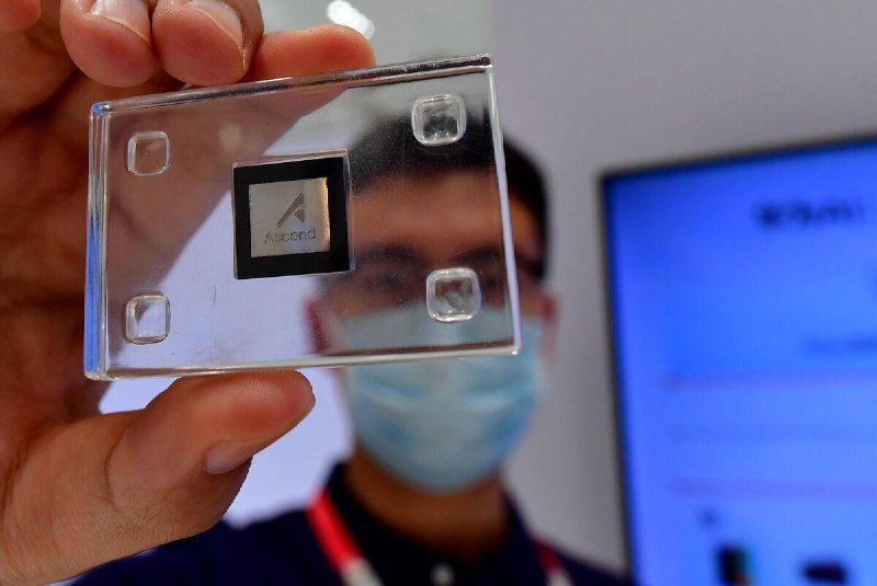  华为AI芯片被曝使用台积电、三星、SK海力士等海外组件研究机构TechInsights拆解了华为最新一代 Ascend 910C AI 处理器，发现其采用了台积电制造的芯片（Die），以及三星、SK 海力士生产的高带宽内存（HBM2E）