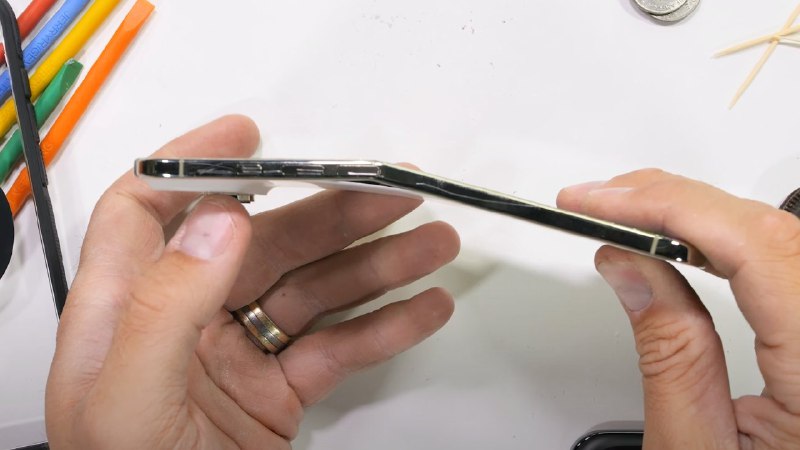  iPhone Air 抵御弯曲测试 避免重蹈“弯曲门”覆辙苹果最新推出的 iPhone Air 经历了知名科技博主 JerryRigEverything 的严苛耐用性测试