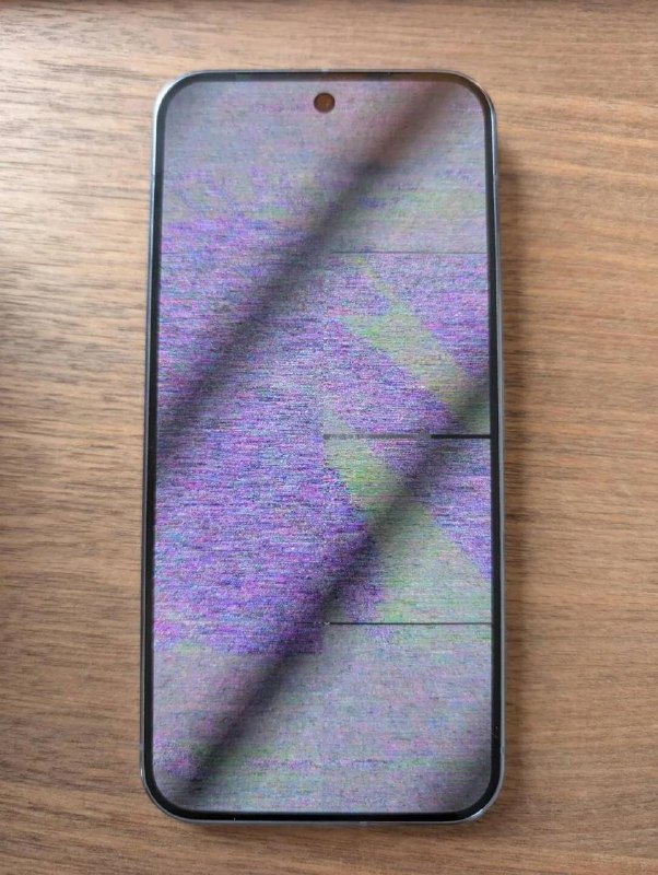  部分Pixel 10手机现彩色花屏故障部分Pixel 10用户反映新机出现屏幕显示彩色雪花的异常现象，类似静电干扰画面