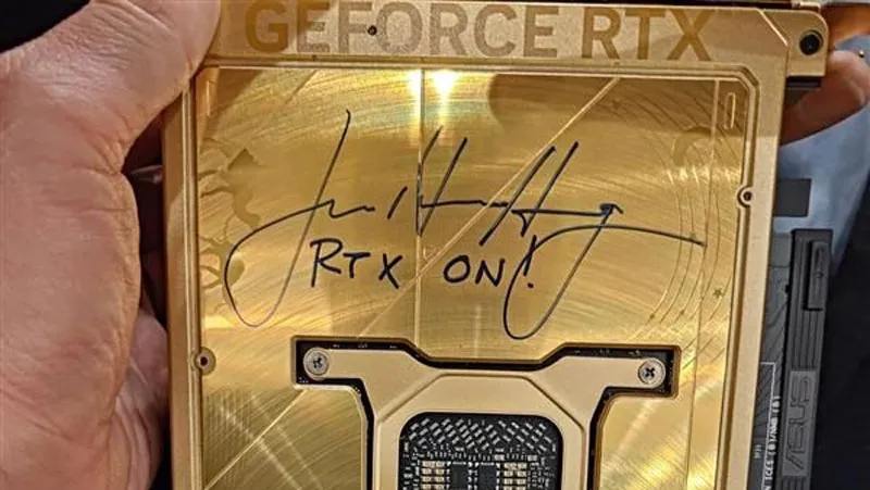 华硕展示金色ROG RTX 5090 Astral显卡，黄仁勋亲笔签名加持在GTC 2025大会上，华硕营销总监Ernest Cheng展示了一款极为罕见的ROG Astral GeForce RTX 5090 Dhahab OC Edition显卡，并附有NVIDIA CEO黄仁勋的亲笔签名