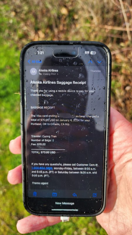 网友在路边捡到 16000 英尺掉下来的完好 iPhone1月5日，阿拉斯加航空一架波音 737 MAX 9 紧急飞回波特兰国际机场迫降，原因是该机型的停用舱门 (内部改装为普通侧壁) 在空中突然炸飞形成大洞
