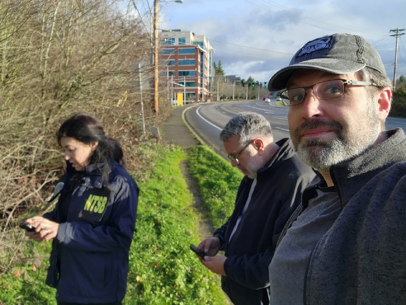网友在路边捡到 16000 英尺掉下来的完好 iPhone1月5日，阿拉斯加航空一架波音 737 MAX 9 紧急飞回波特兰国际机场迫降，原因是该机型的停用舱门 (内部改装为普通侧壁) 在空中突然炸飞形成大洞