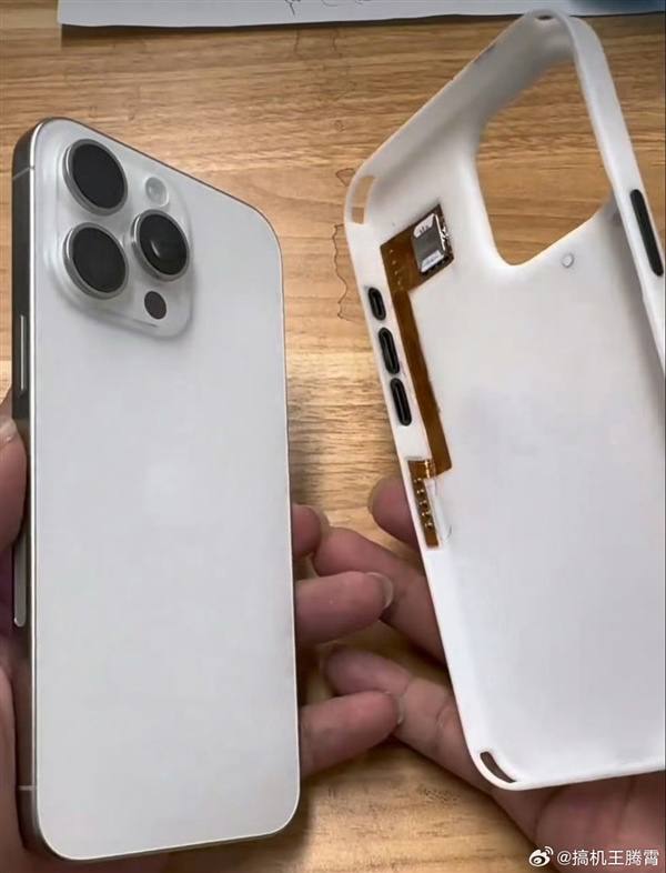“苹果皮”重现江湖：华强北商家用外置 SIM 卡槽改装 iPhone 15 Pro美版 iPhone 从去年的 iPhone 14 系列开始就取消了实体 SIM 卡，只支持 eSIM 技术