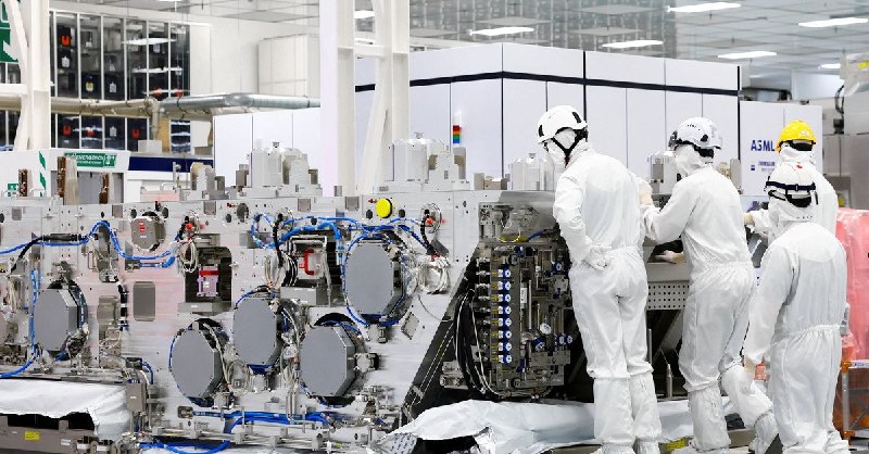 ASML 与台积电推进 High NA EUV 升级，12 英寸光掩模计划落地ASML 与台积电 9 月 7 日发起产业合作，推动 High NA EUV 从现有 6 英寸光掩模转向 12 英寸规格，以提高设备生产率、降低芯片制造成本并减少拼接限制