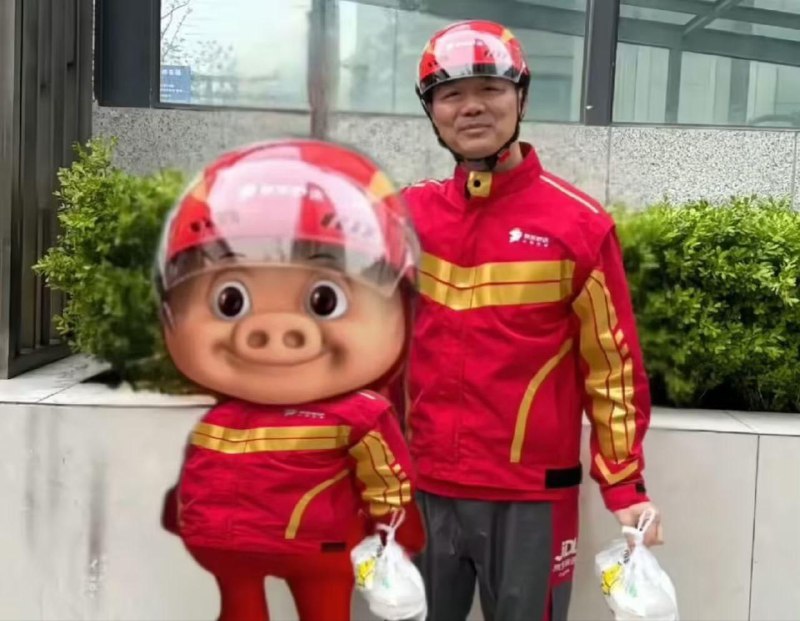 快递员自曝入职京东 13 年税后工资累计超百万元安徽一名 45 岁京东快递员发布视频，自己入职京东 13 年工资税后共计 100 多万，五险一金缴费基数 8045 元，从未断缴或拖欠工资