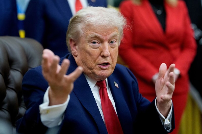 特朗普称拟向哈佛大学索赔 10 亿美元美国总统特朗普称其政府拟向哈佛大学索赔 10 亿美元，相关表态发布于其 Truth Social 账号，时间为周一深夜