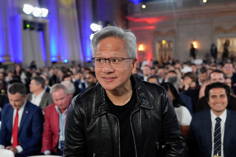  英伟达 CEO：与特朗普政府就向中国销售先进 AI 芯片的谈判需要时间英伟达 CEO 黄仁勋 8 月 28 日表示，与白宫就允许该公司向中国销售下一代先进 GPU 芯片的较低版本进行的讨论将需要时间