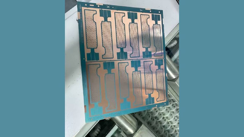  iPhone 17 Pro 或将首次配备均热板 最新爆料显示疑似均热板图片苹果即将发布的 iPhone 17 Pro 和 iPhone 17 Pro Max 可能会首次采用均热板