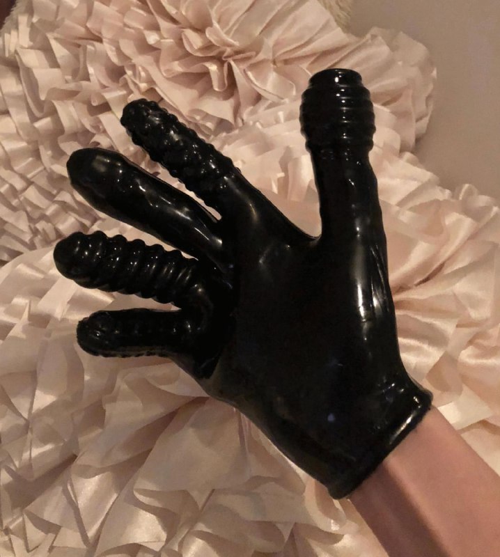 新一批爱泼斯坦案照片被公开，包括特朗普、克林顿等人美国众议院监督委员会民主党人收到来自爱泼斯坦遗产的超 9.5 万张新照片，其中包括唐纳德·特朗普、比尔·克林顿、史蒂夫·班农、比尔·盖茨和拉里·萨默斯等人同爱泼斯坦的影像，也包含大量女性及爱泼斯坦房产的照片