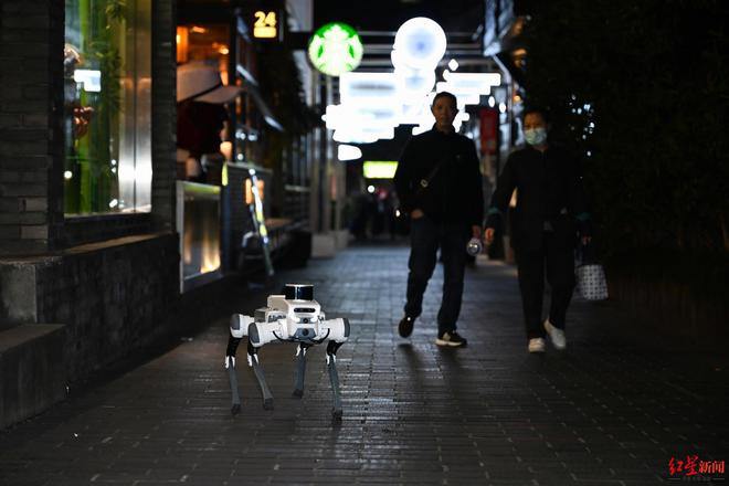 “成都造”机器狗在宽窄巷子当夜间“巡逻员”，机器人进入景区将迎常态化10月30日晚，宽窄巷子景区迎来了首位“巡逻员”机器人狗“灵瞳”，执行夜间安全巡逻任务，包括火灾防范和治安维护等