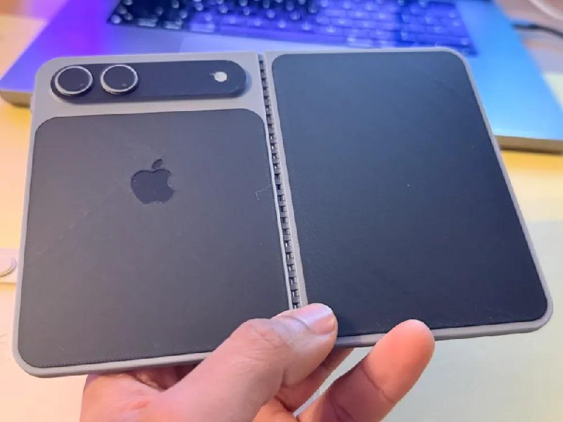  苹果可折叠 iPhone 3D 打印模型曝光有用户近日分享了一款 1:1 的可折叠 iPhone（iPhone Fold）3D 打印模型