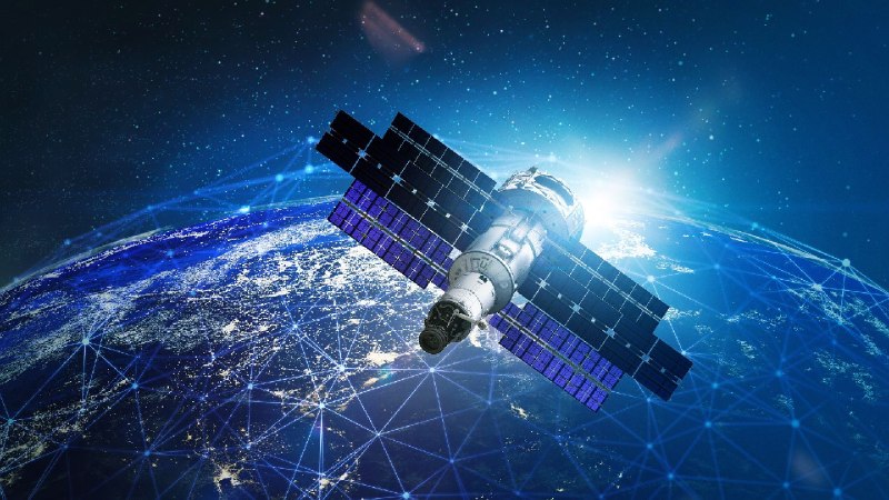 英特尔申请轨道数据中心专利：高轨卫星管理低轨星座英特尔一项 8 月 6 日公布的专利（US 2026/0230175 A1）提出双层卫星网络架构：将少量位于中地球轨道或地球同步轨道的高算力卫星作为控制中枢，管理低地球轨道上数以千计的简单卫星，在太空完成路由、任务规划与网络协调等原本依赖地面数据中心的工作