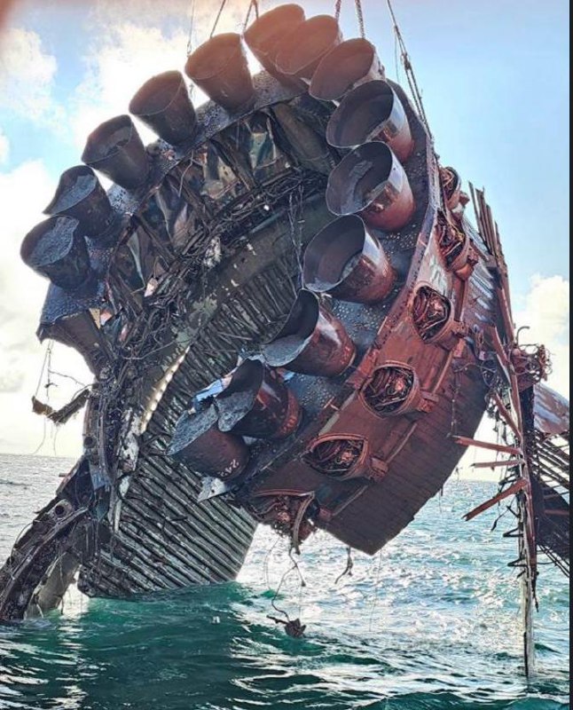 “星际飞船重型助推器残骸海上打捞...看起来像一部科幻电影场景，但这绝非虚构