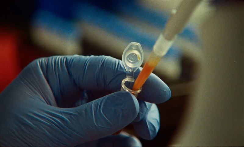 Claude 自主发现类似 CRISPR 的新型酶系统Anthropic 宣布成立生命科学研究团队与实验室，并公布早期成果：Claude 在仅有高层指令下自主发现一种与 DNA 重复序列相关的新型酶系统，特征类似 CRISPR