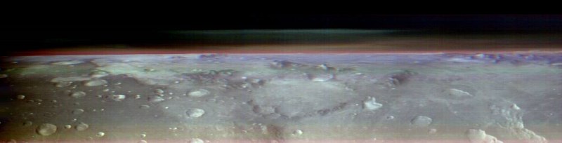 罕见视角：NASA 轨道飞行器拍摄到火星地平线的壮丽景色美国宇航局（NASA）周二宣布，其 2001 火星奥德赛号（2001 Mars Odyssey）轨道飞行器拍摄的图像，让科学家们得以罕见地观察到了火星弯曲的地貌