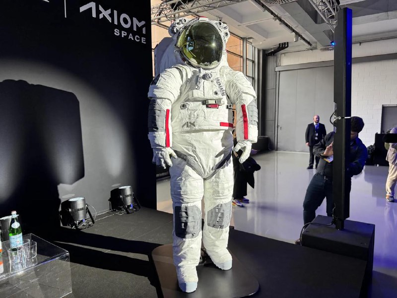 Axiom Space 与奢侈品牌 Prada 合作，在国际宇航大会上首次展示了为 NASA 阿尔忒弥斯登月计划设计的新一代宇航服