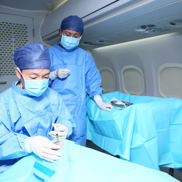 中国首个飞机内医疗执业点在沪获批，可开展门诊检查及手术1 月 29 日，复旦大学附属眼耳鼻喉科医院宣布，中国首个设在飞机内的医疗执业点在上海正式获批投入试点