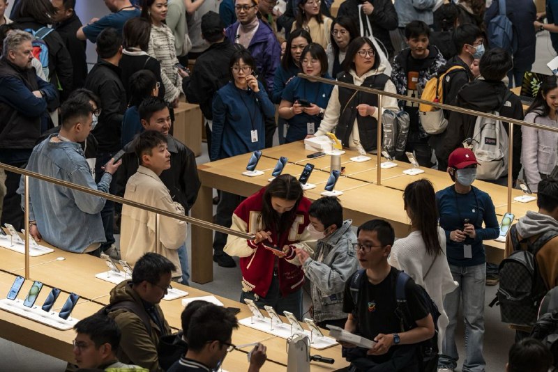 苹果iPhone在华销量因大幅折扣跃升40%苹果公司iPhone在中国市场5月销量激增40%，继4月增长50%后持续反弹，主要受零售商大幅折扣促销推动，618购物节前奏