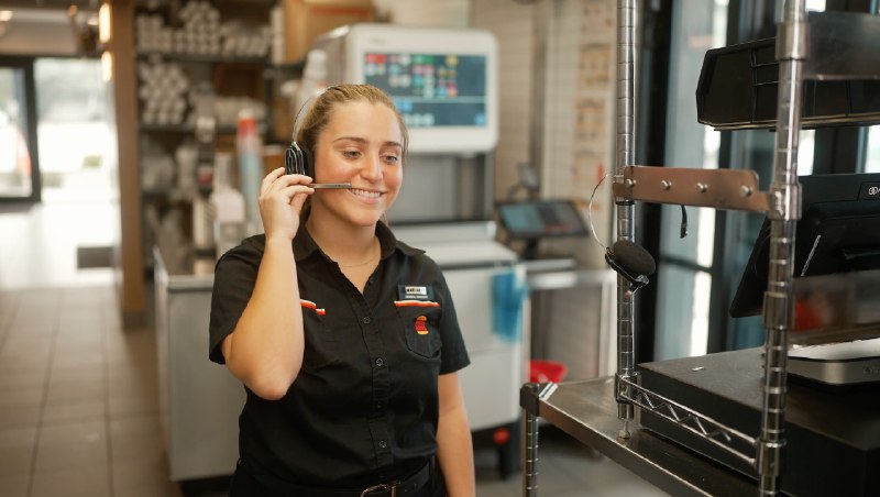 汉堡王推出 AI 助手 Patty 监控员工礼貌用语并辅助备餐汉堡王（Burger King）宣布推出基于 OpenAI 技术的 AI 聊天机器人 Patty，并将其集成至员工耳机中